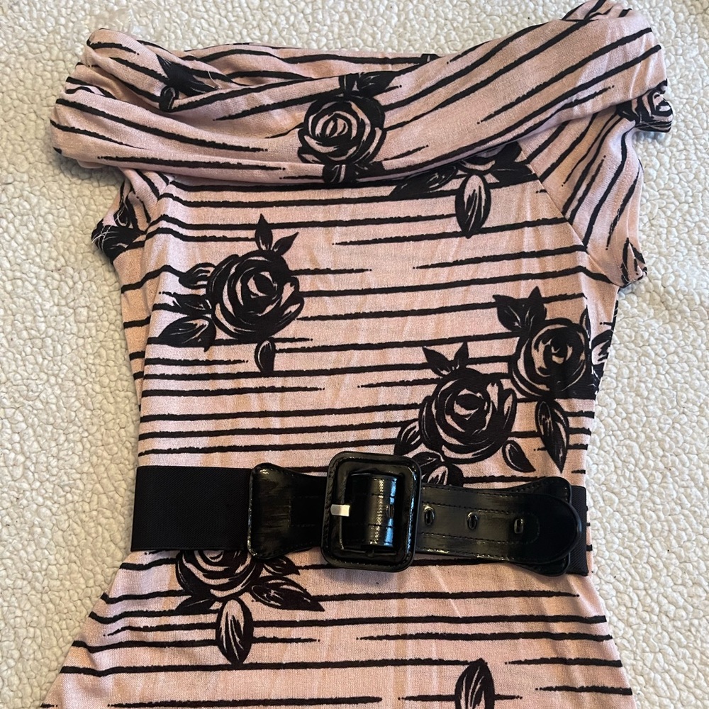 Like new off the shoulders belted top